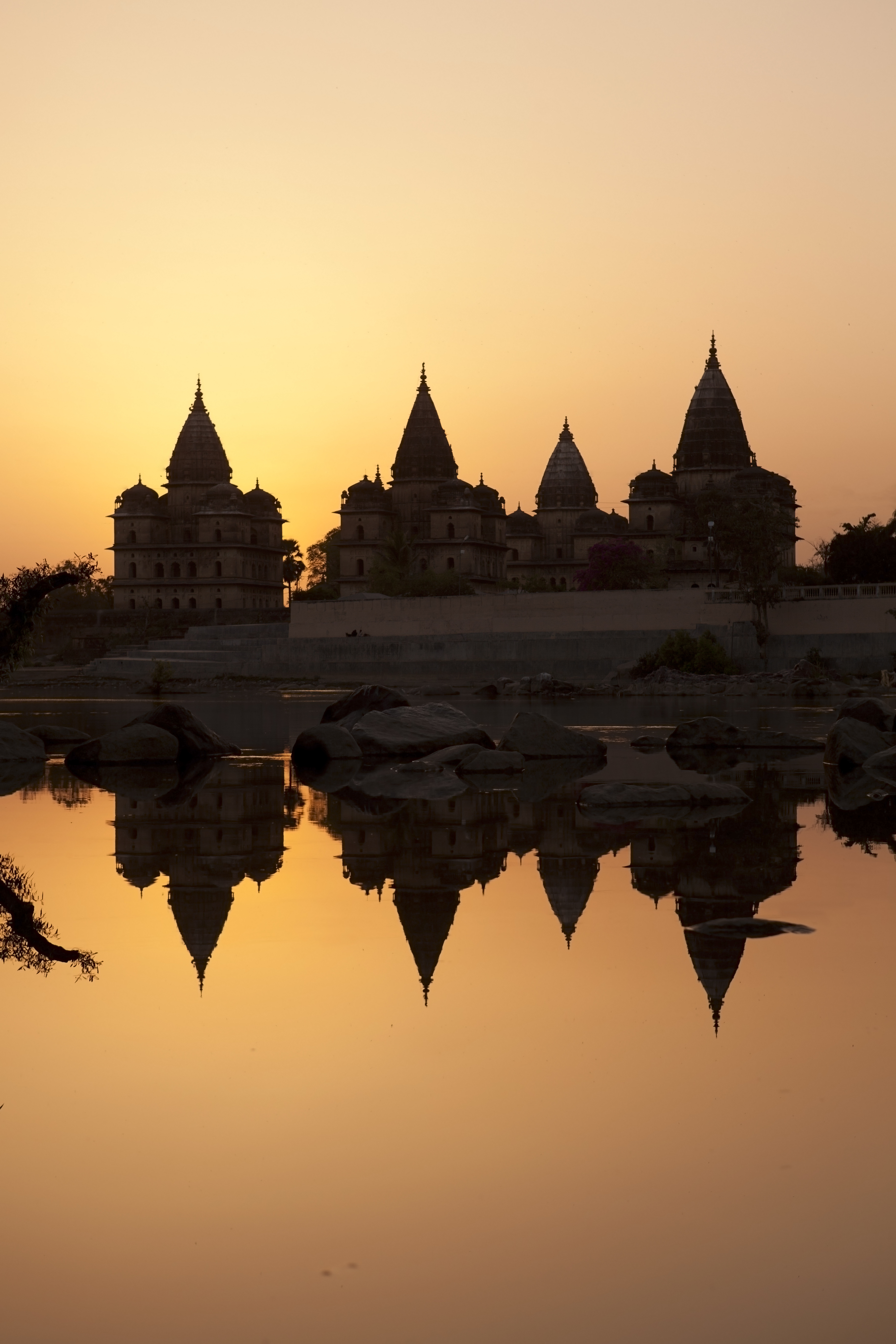 https://d3r8gwkgo0io6y.cloudfront.net/upload/bhutnath lake.jpg